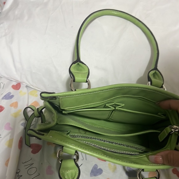 Es pequeña color verde muy bonita para combinar si está interesado cómpralo - Picture 13 of 17